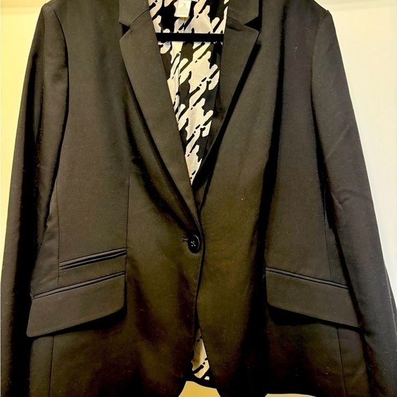 Chicos size 3 tailored black blazer, fully lined 1 button close back vent - Picture 1 of 11